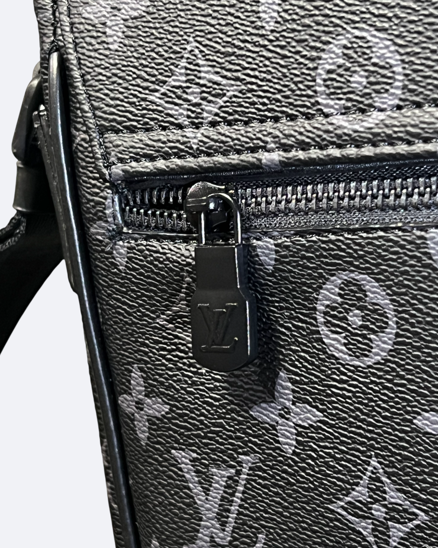 LVTN - Pattern Messenger Bag - Black